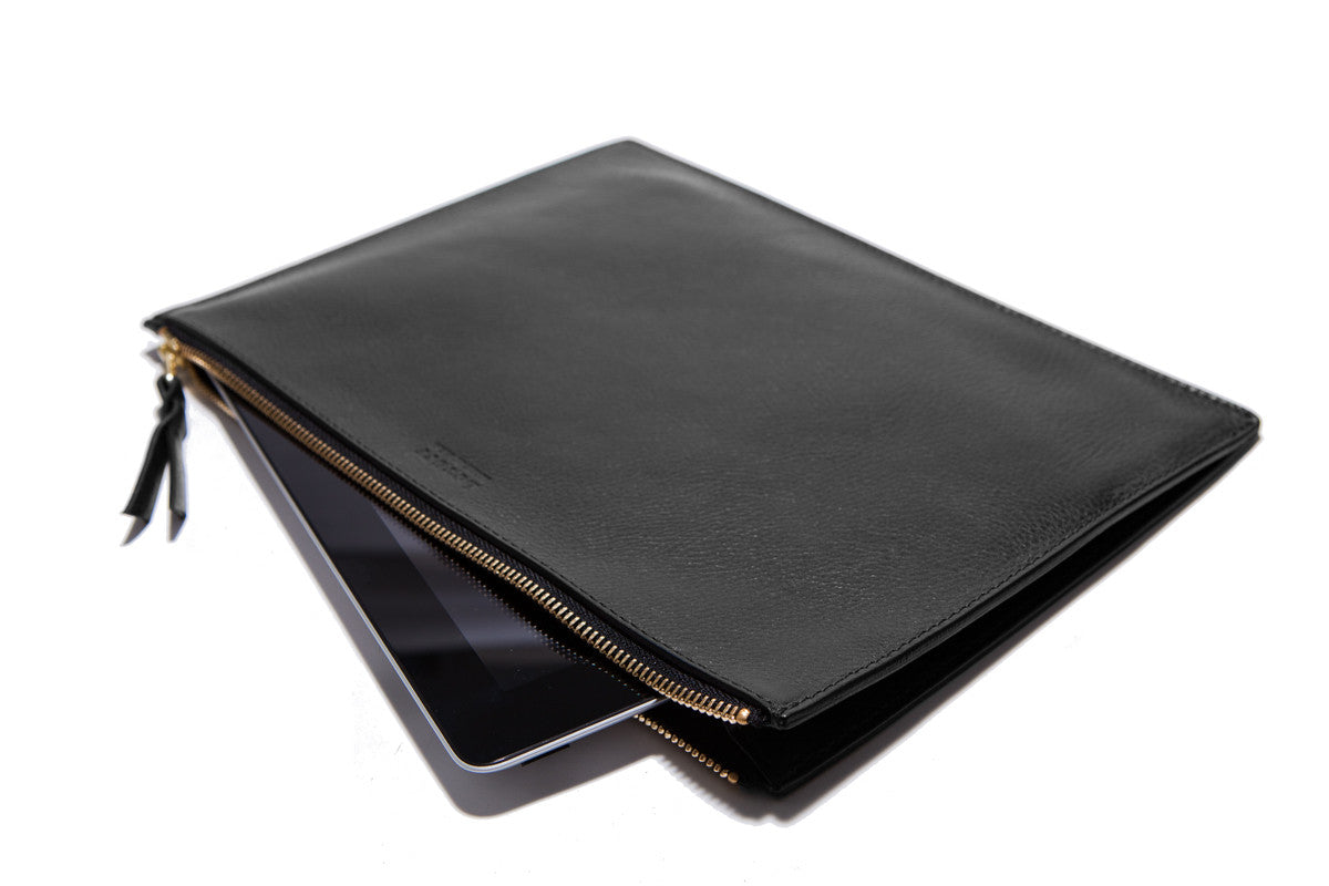 Front Leather View of No. 11 Pouch Black